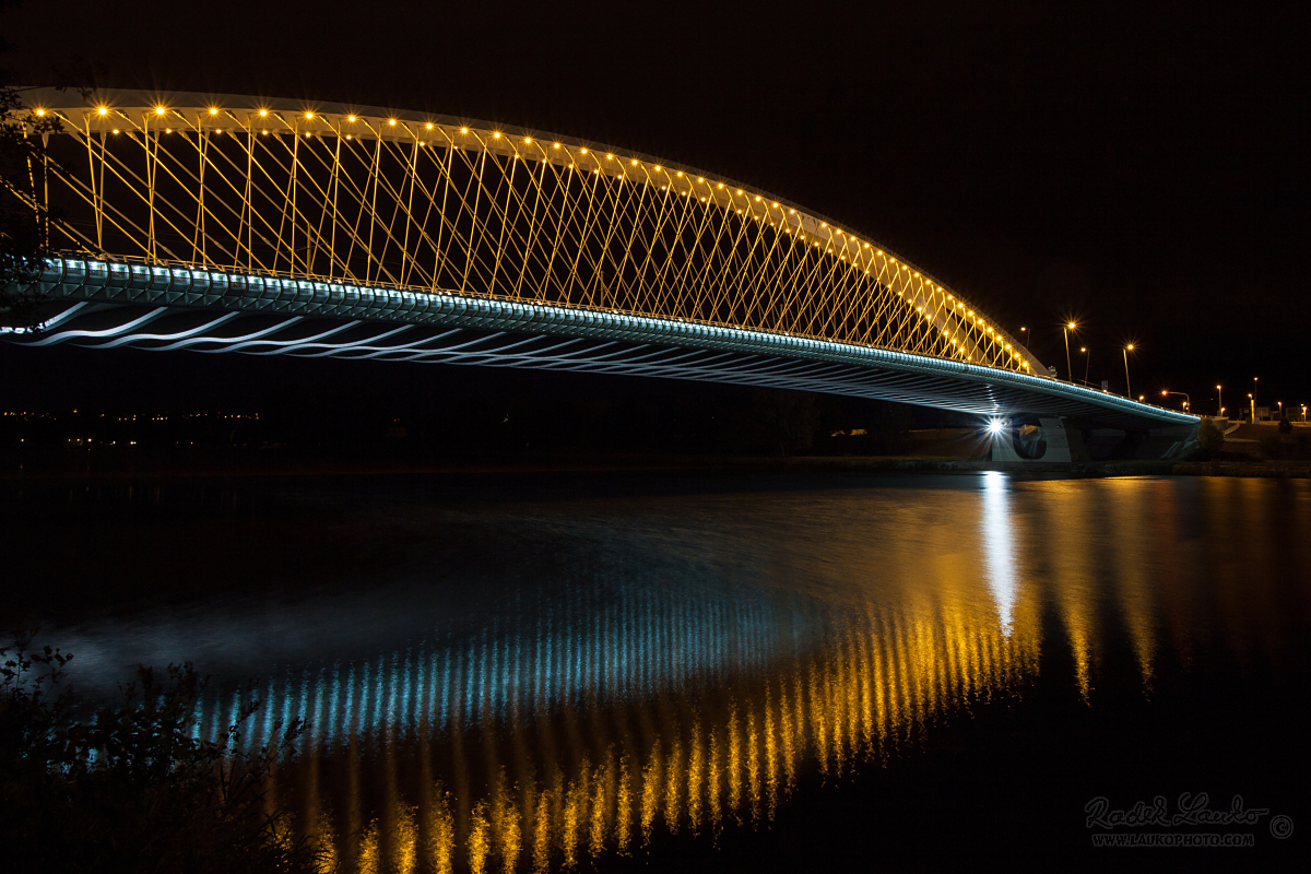 Trojský most v noci